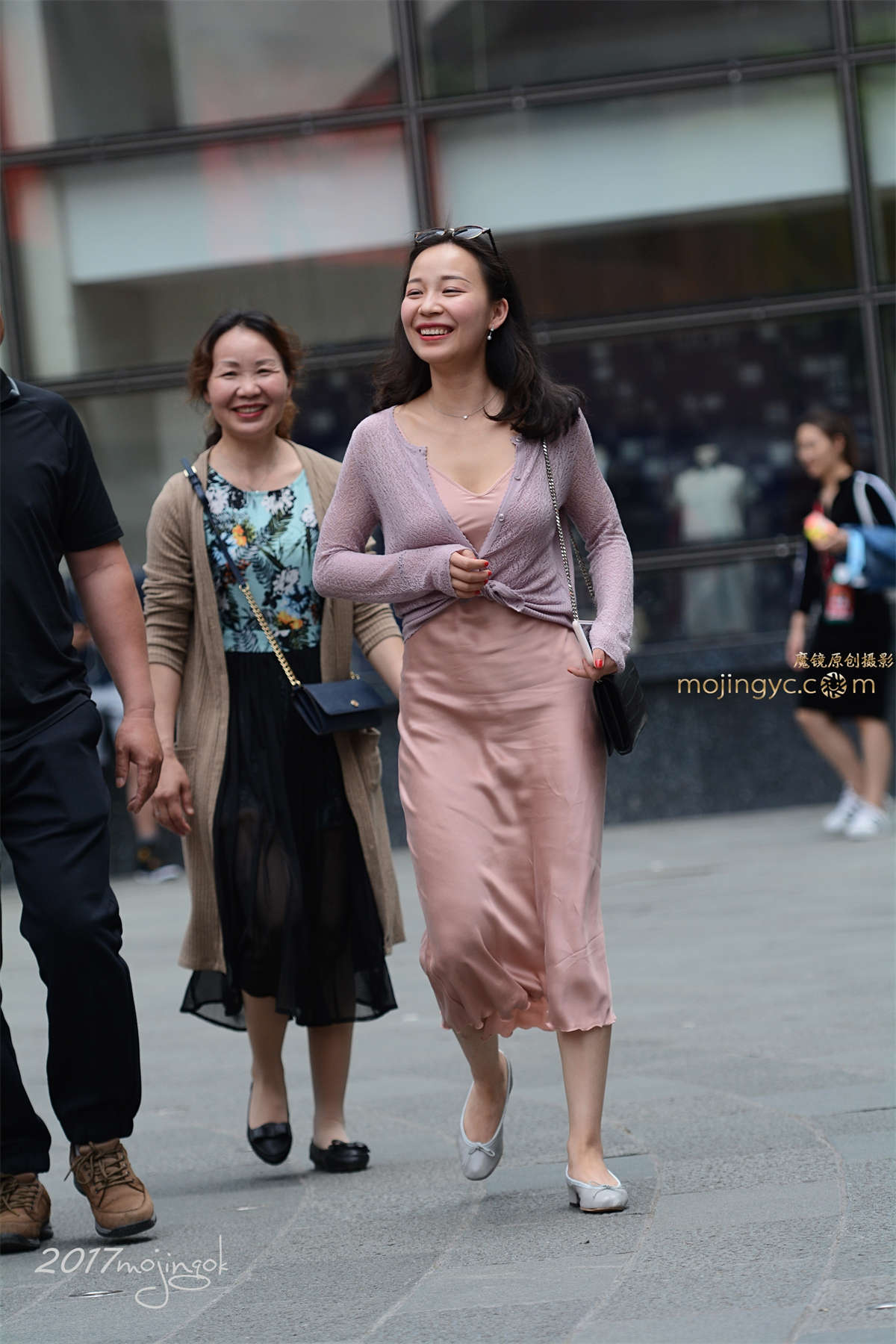 咔喳赛52 粉色裙子显丁字裤（14p）-日更街拍