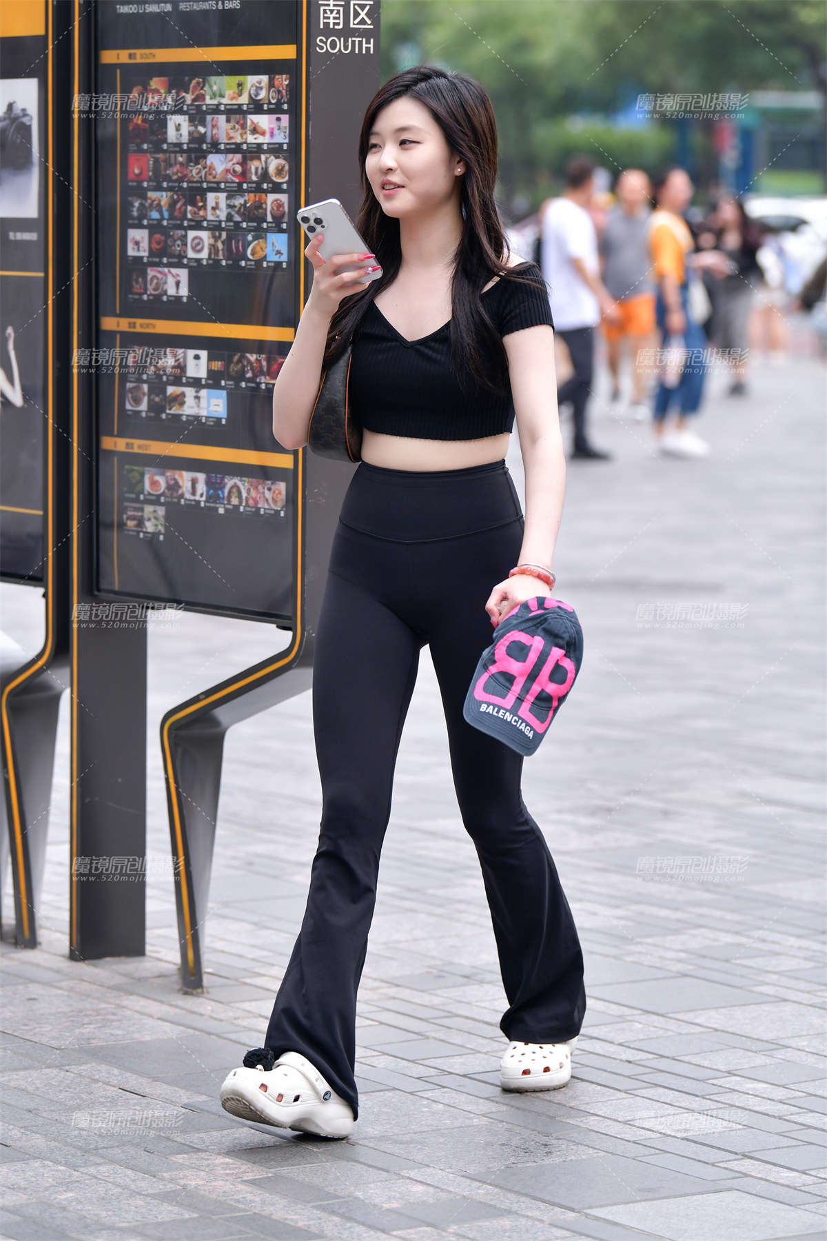 ★黑衫紧身裤美女-日更街拍