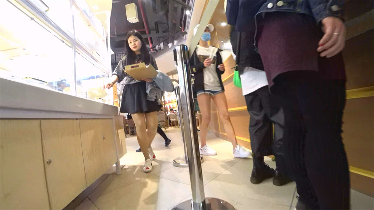 超短牛仔热裤性感小美女-日更街拍