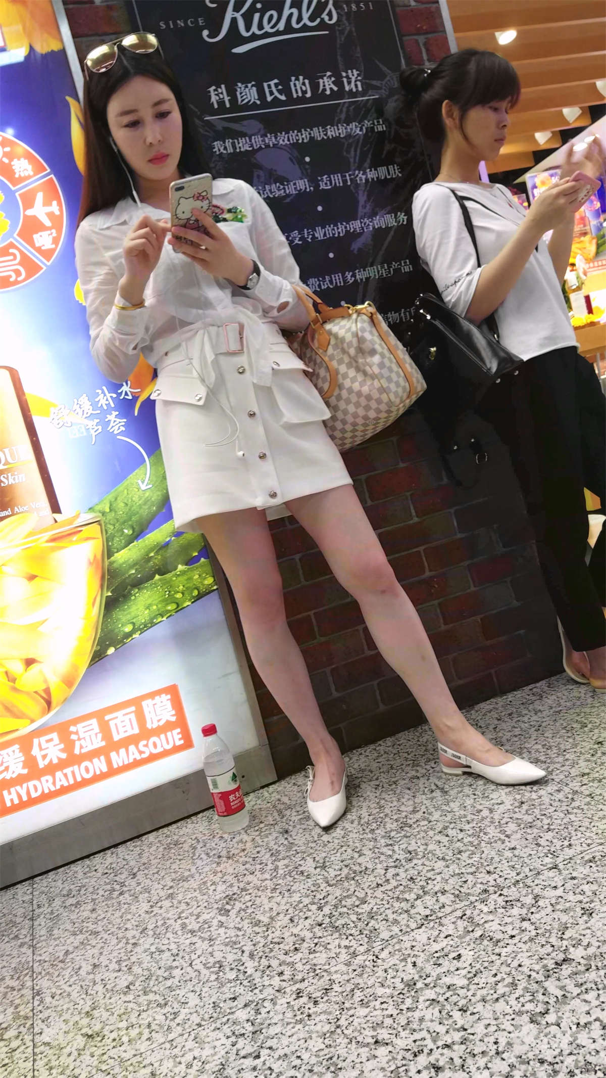 图片[2]-站着玩手机的超级好的身材大美妞-日更街拍