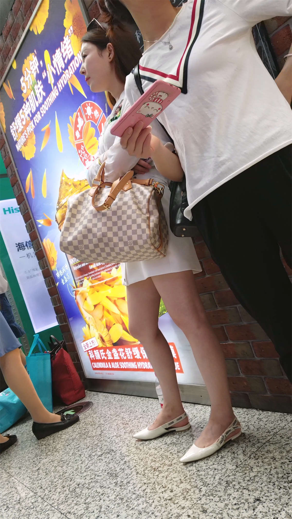 站着玩手机的超级好的身材大美妞-日更街拍