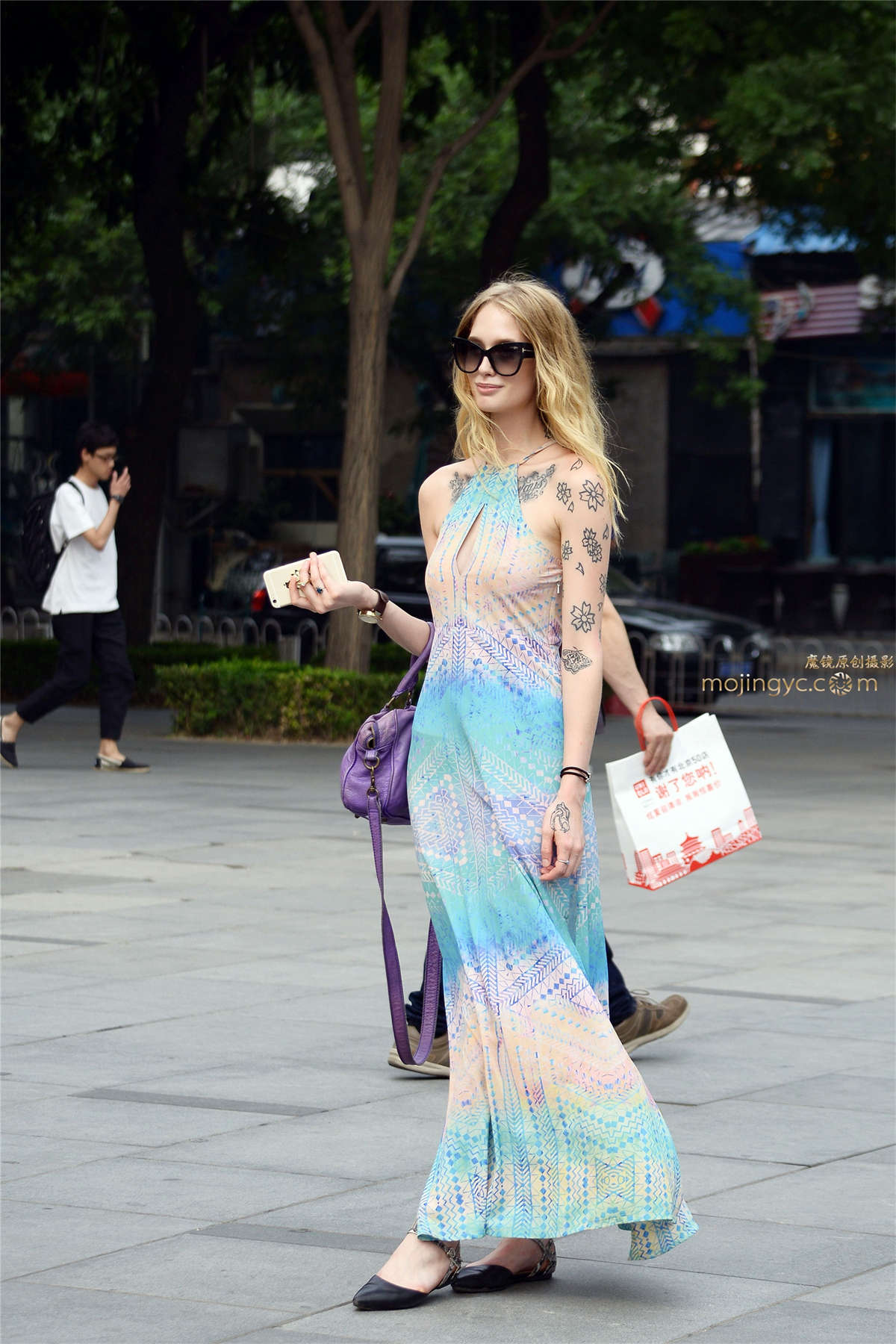 图片[2]-7-25 纹身洋妞，长裙飘飘-日更街拍