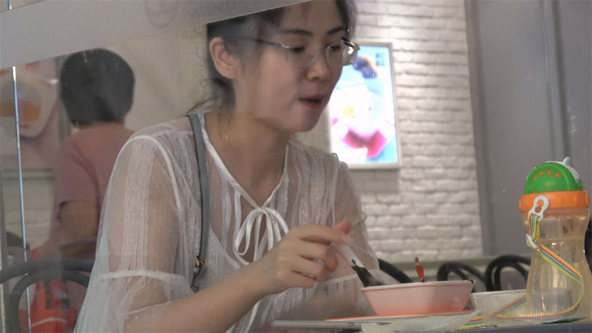 图片[2]-用餐的米色鞋裸足美甲-日更街拍