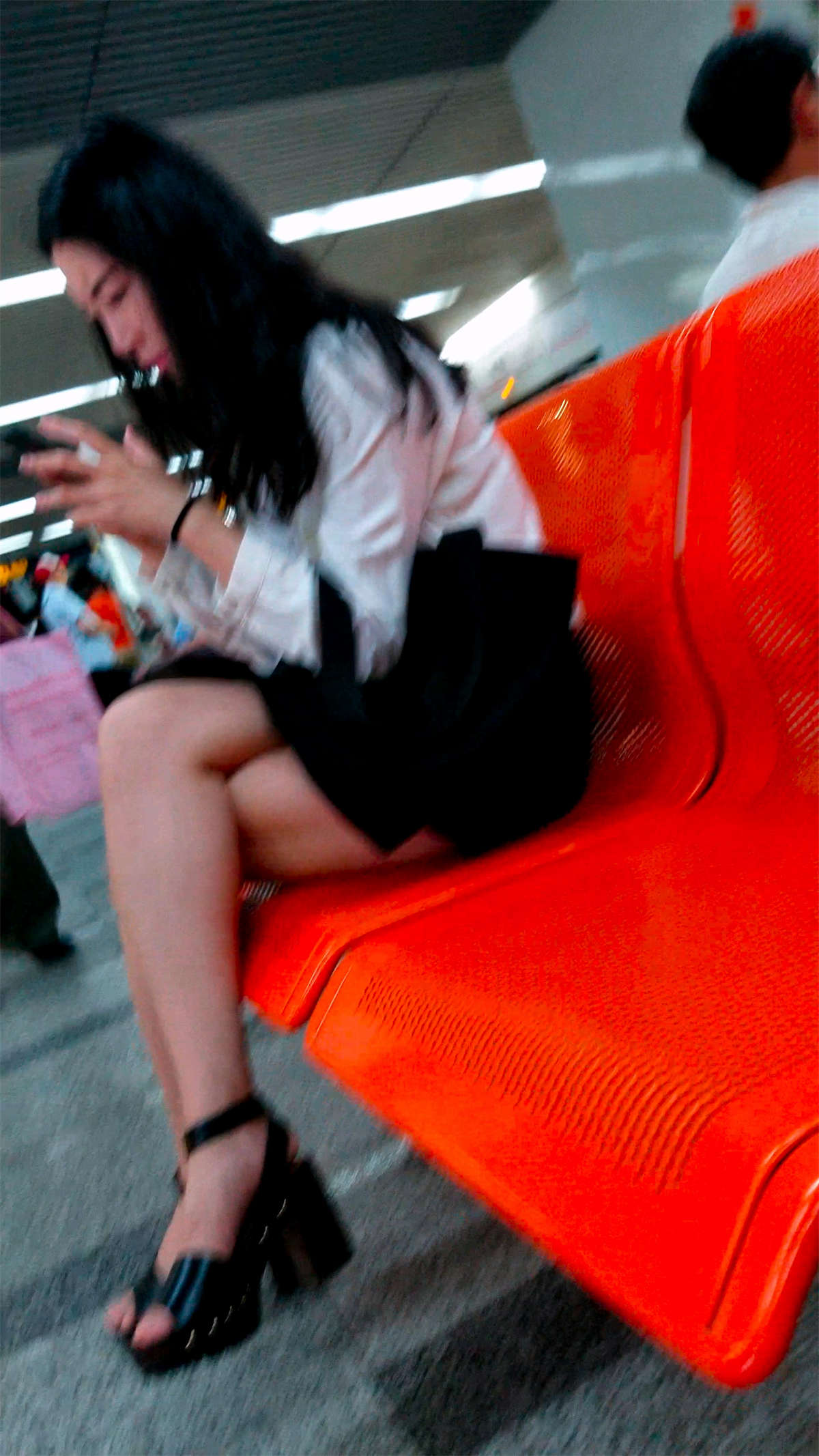 图片[2]-白衬衫短裙裸图凉高跟美丽MM-日更街拍