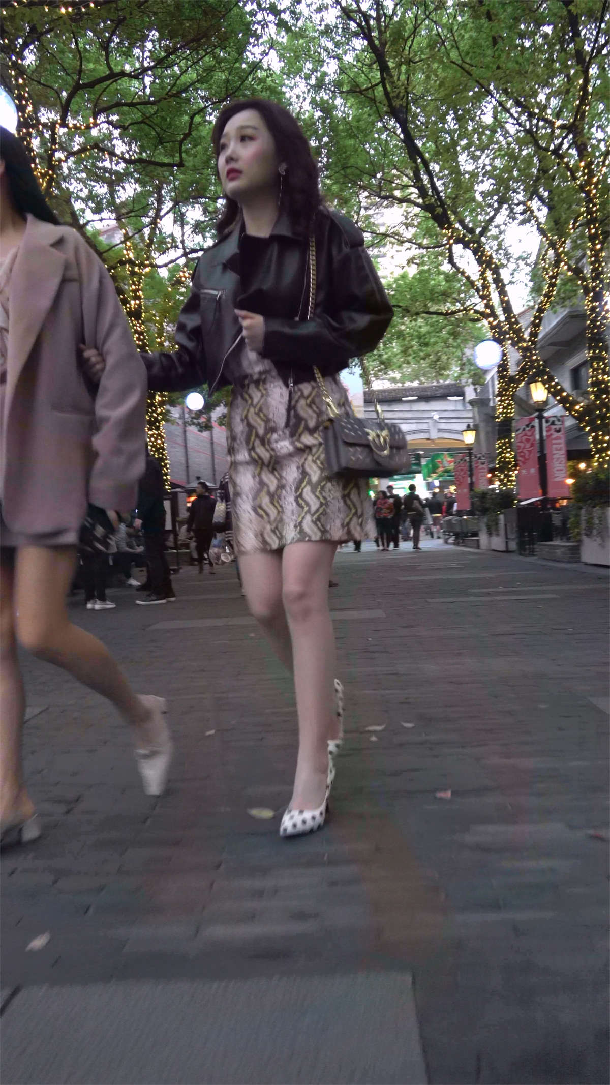 图片[2]-性感的丝袜美女好狂野-日更街拍