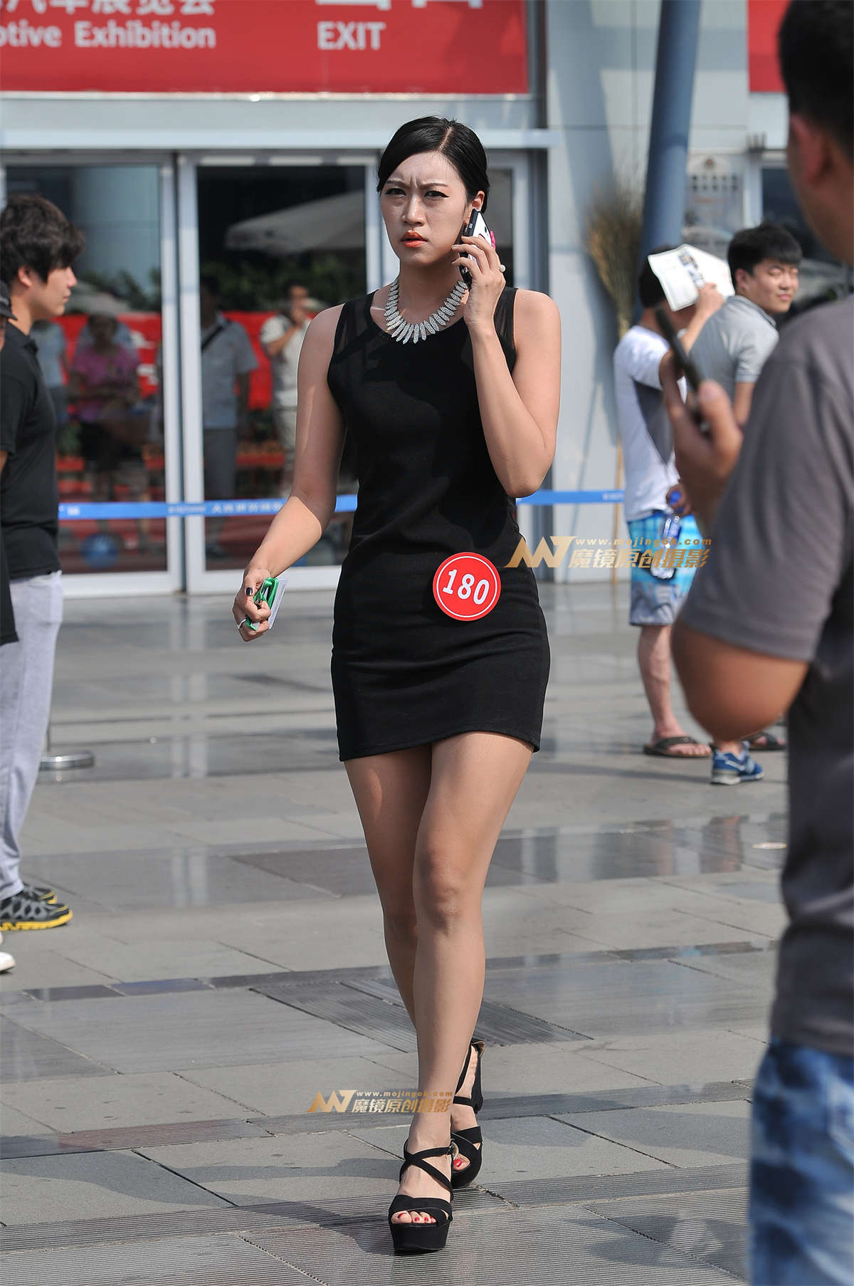 黑紧身裙 高挑身材的美女-日更街拍