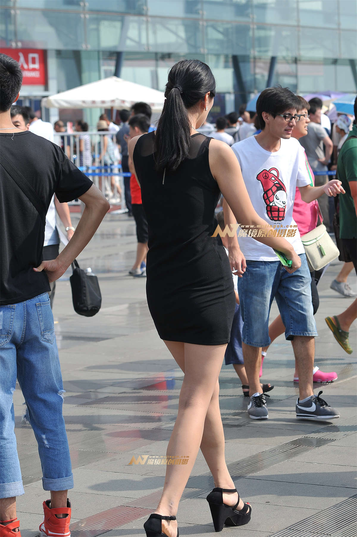 图片[2]-黑紧身裙 高挑身材的美女-日更街拍