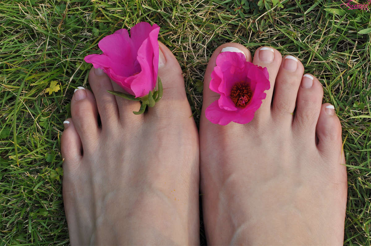 Fannie芬妮美足园NO.798 踏秋（裸足1）-日更街拍