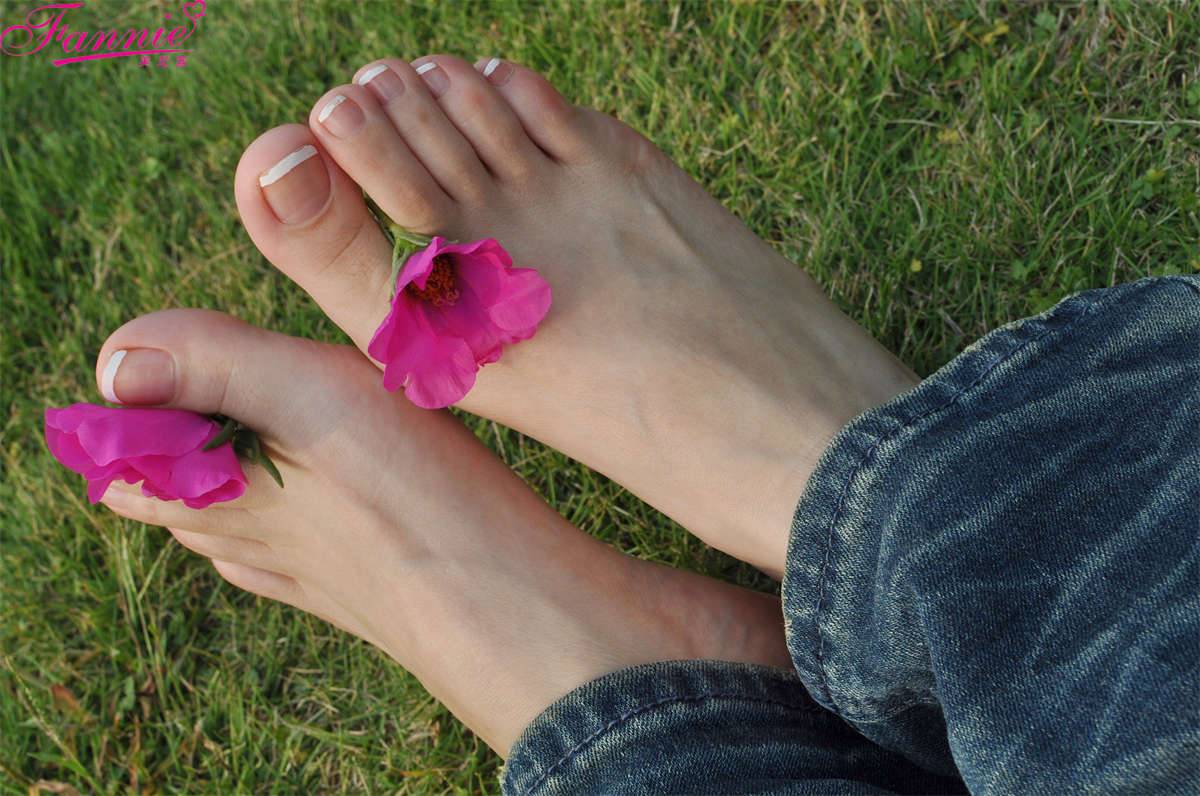 图片[2]-Fannie芬妮美足园NO.798 踏秋（裸足1）-日更街拍