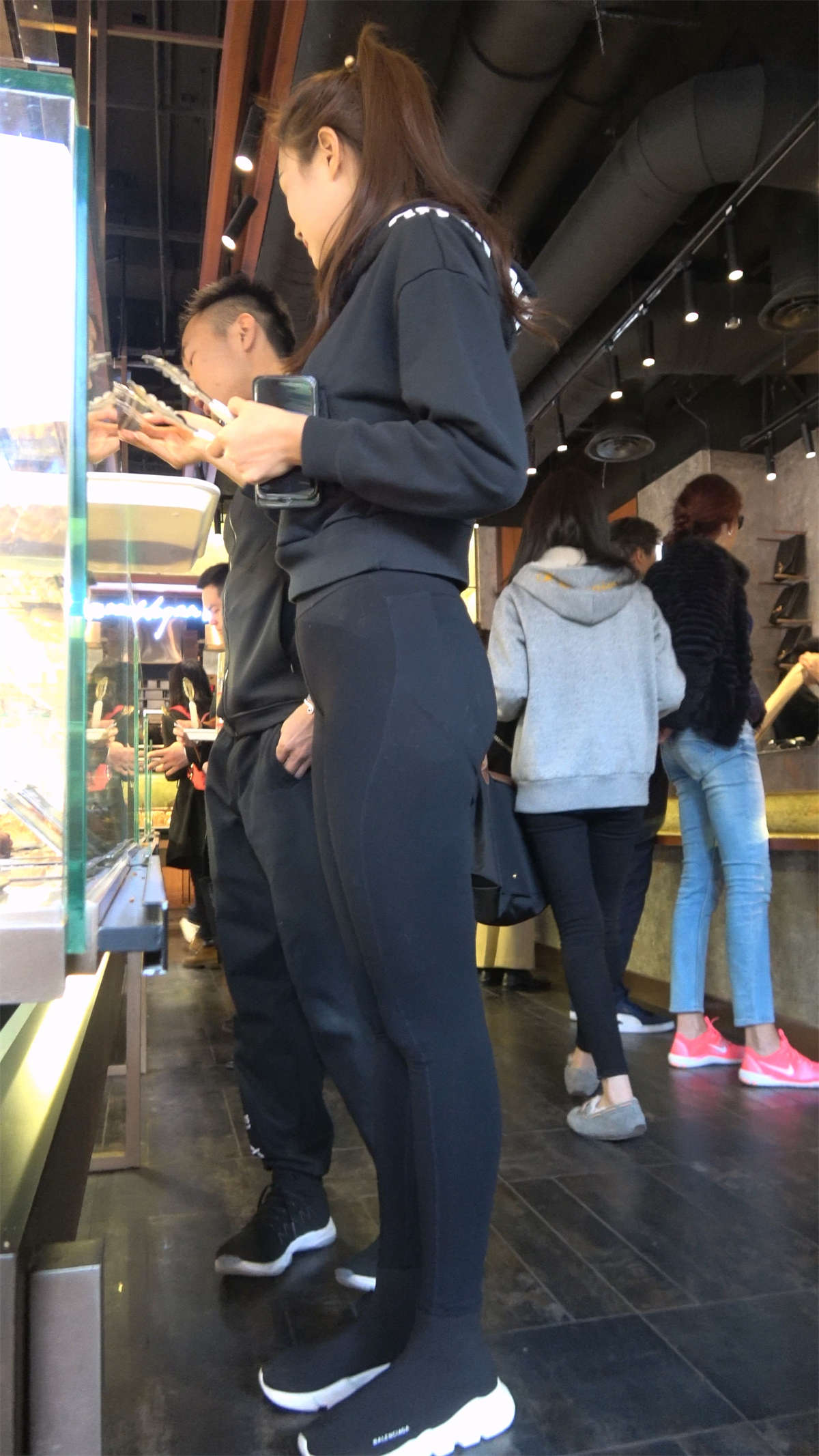 图片[2]-紧身瑜伽裤美女-日更街拍