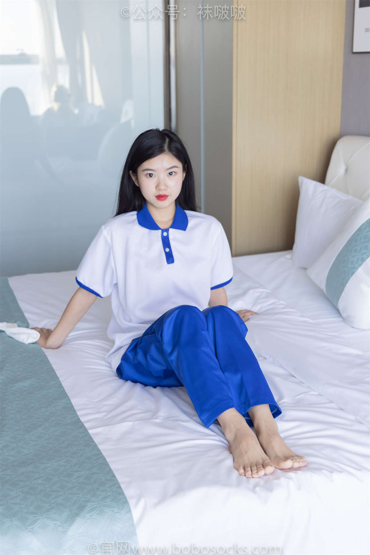 图片[2]-袜啵啵 No.039 小奶熊-校服、vans帆布鞋、短白棉袜、裸足花…-日更街拍