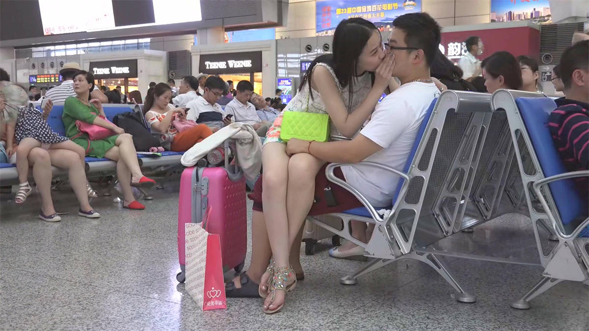 图片[2]-HD 侧坐在男友身上，女孩长腿玉足对着过道不停摆弄-日更街拍