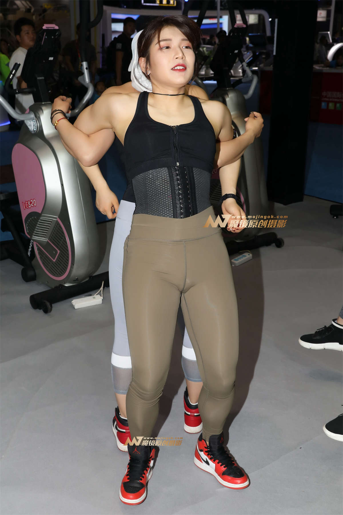 图片[2]-【欧阳幽明赛帖】运动中的棕色瑜伽裤小美女-日更街拍