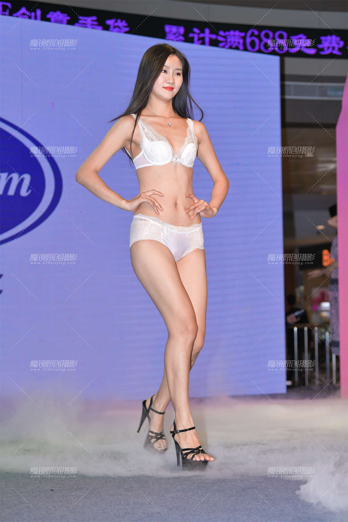 【视觉冲击赛贴】内衣SHOW，一模两套-日更街拍