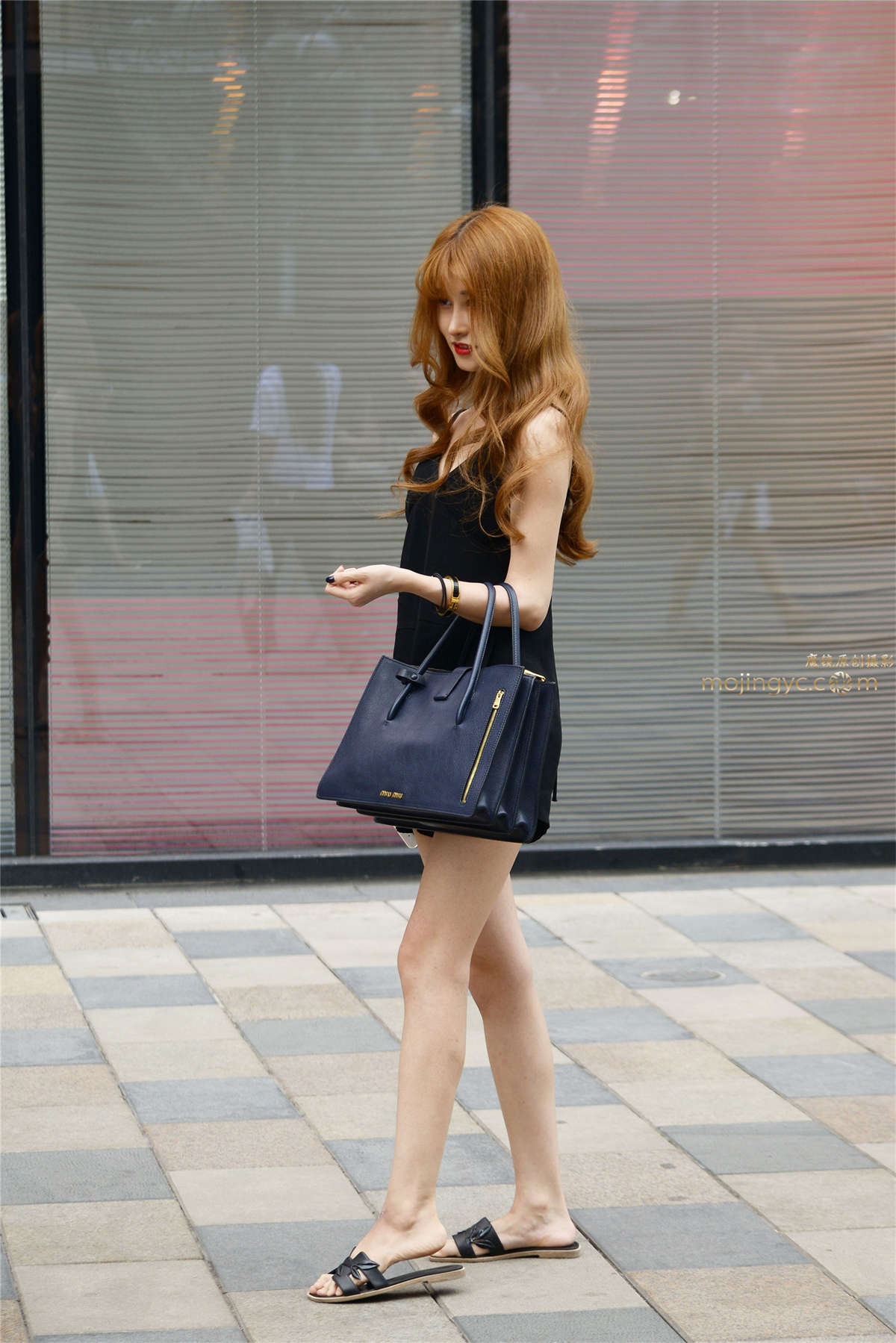 7-25 性感吊带裙-日更街拍