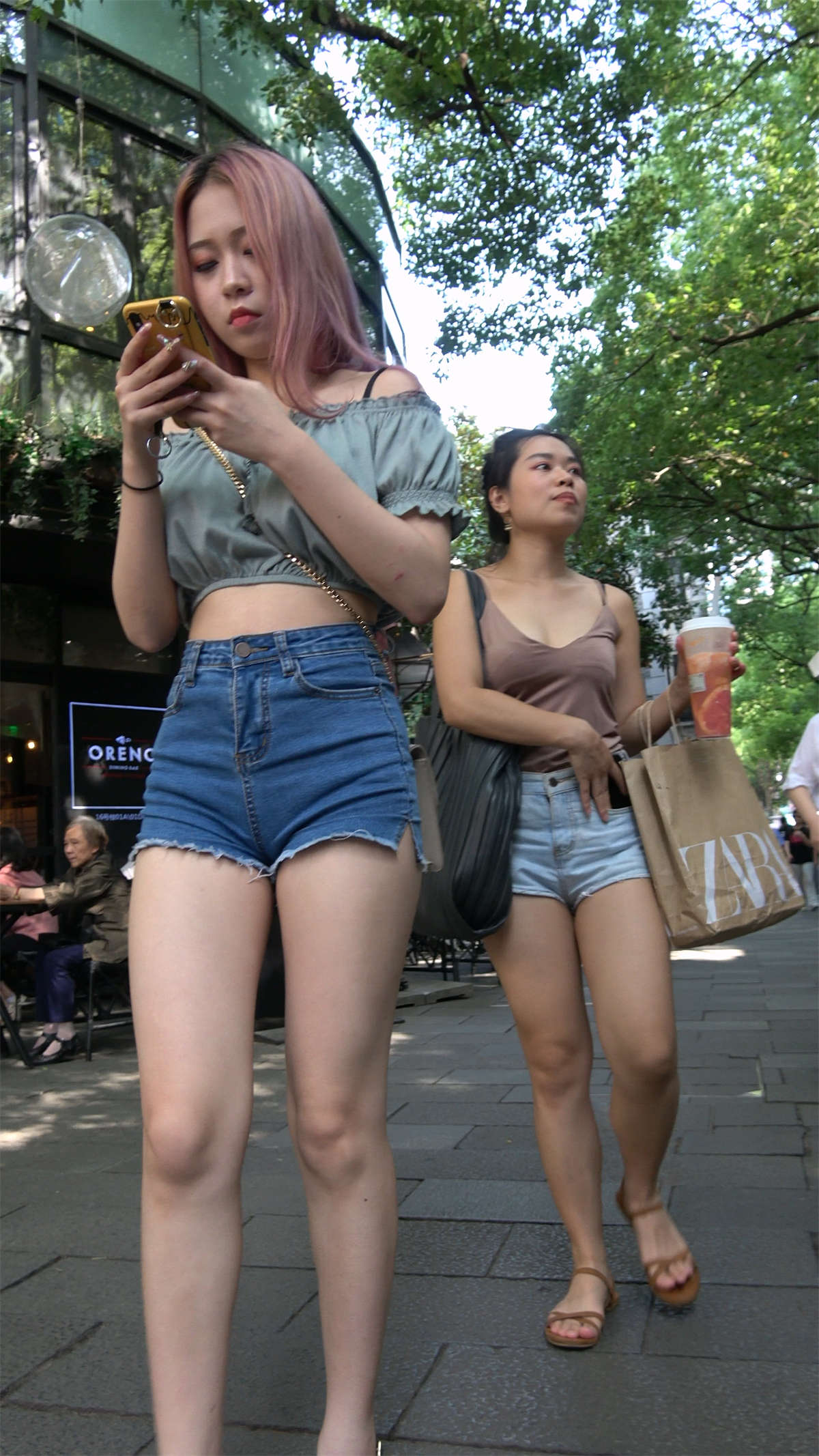 图片[2]-高颜值好身材热裤吸烟女孩-日更街拍