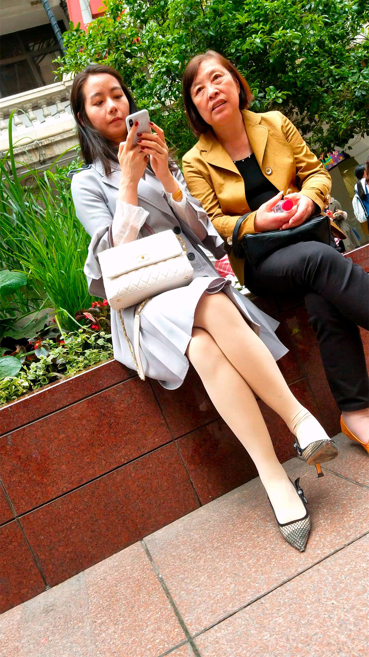 路边休息的肉丝高跟女-日更街拍