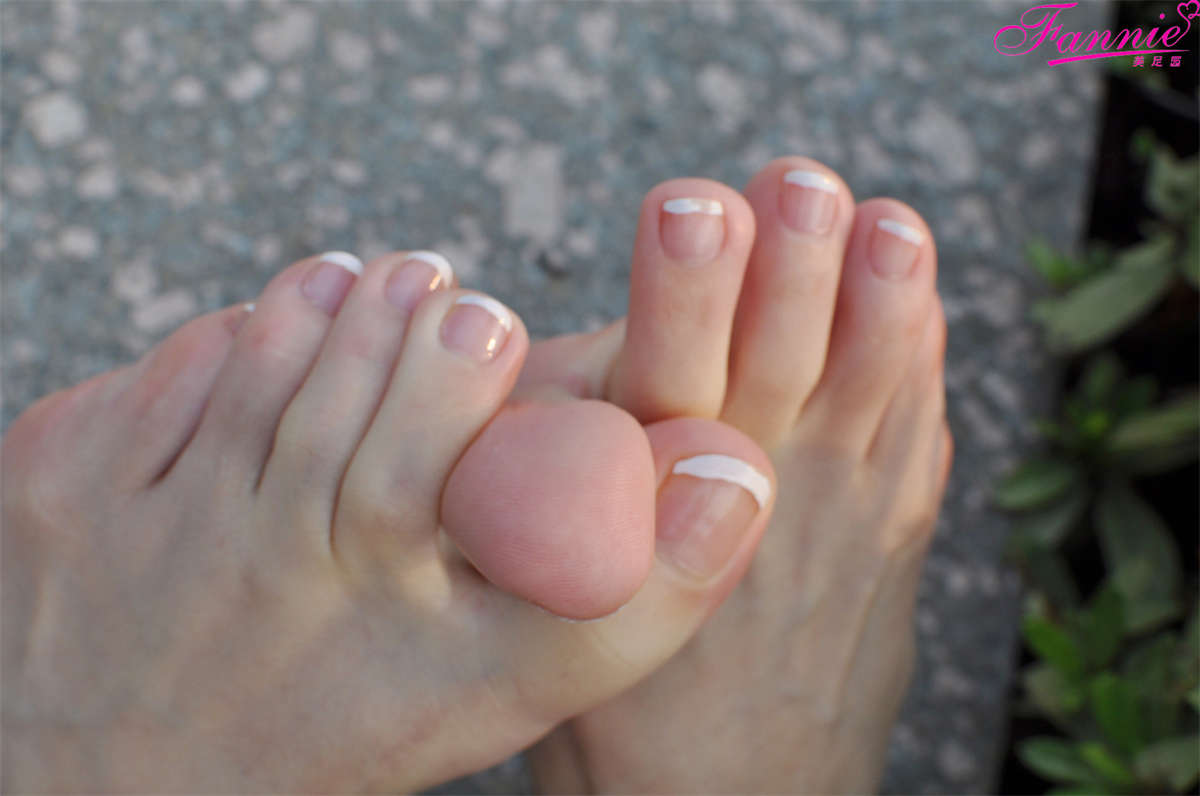 图片[2]-Fannie芬妮美足园NO.799 踏秋（裸足2）-日更街拍