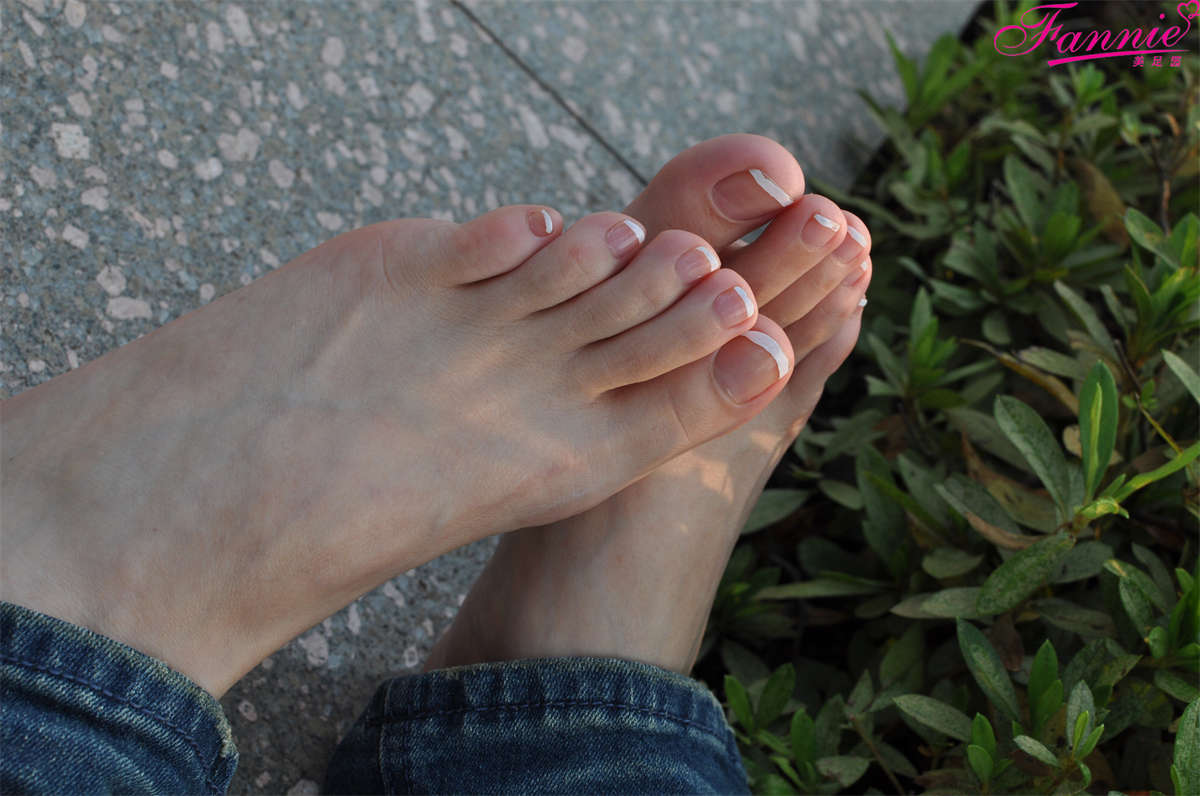 Fannie芬妮美足园NO.799 踏秋（裸足2）-日更街拍