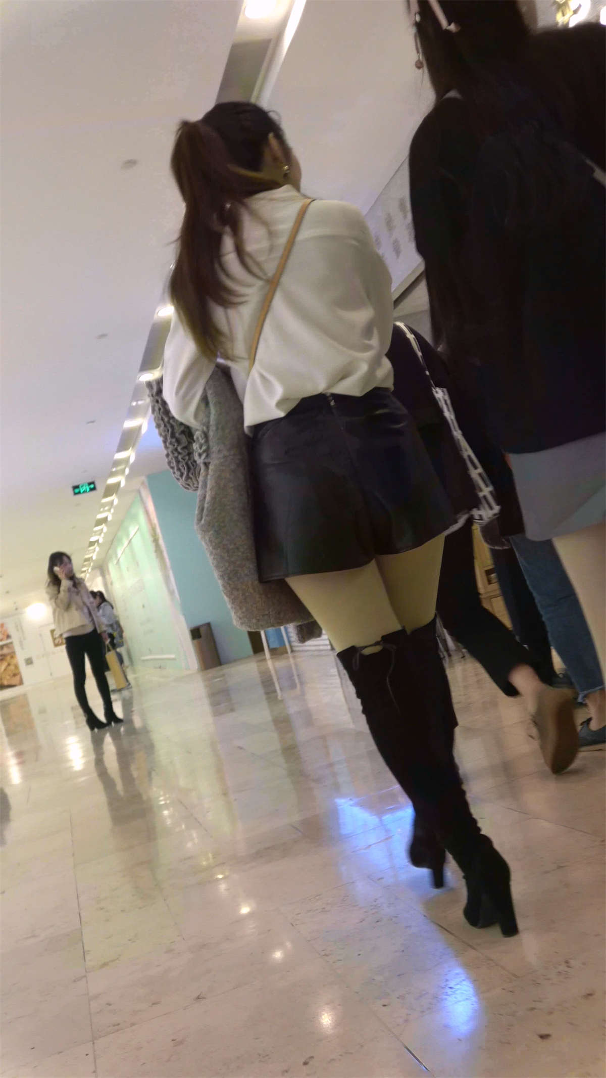 白衬衫长筒靴气质美女-日更街拍