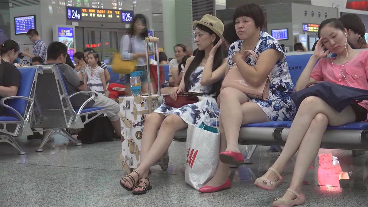 图片[2]-候车美少女的微抖脚-日更街拍