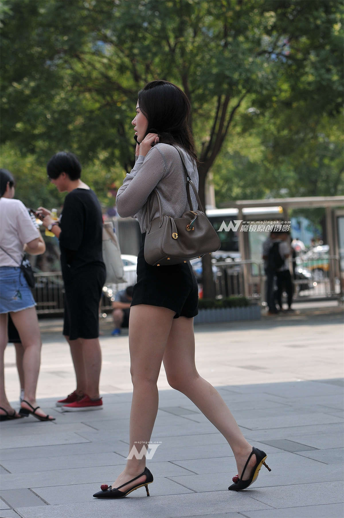 图片[2]-气质很好的黑色热裤美女-日更街拍