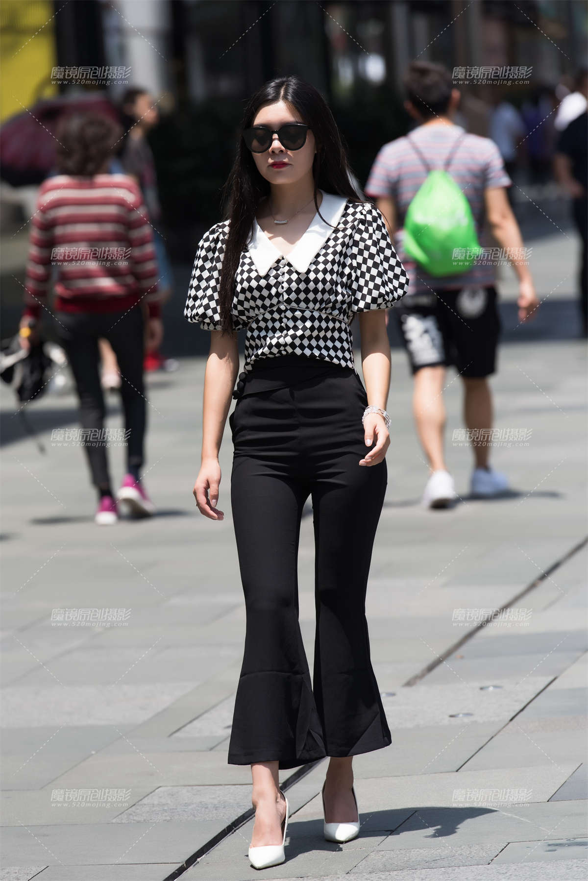 【慕容笙赛贴】在录视频的美女-日更街拍