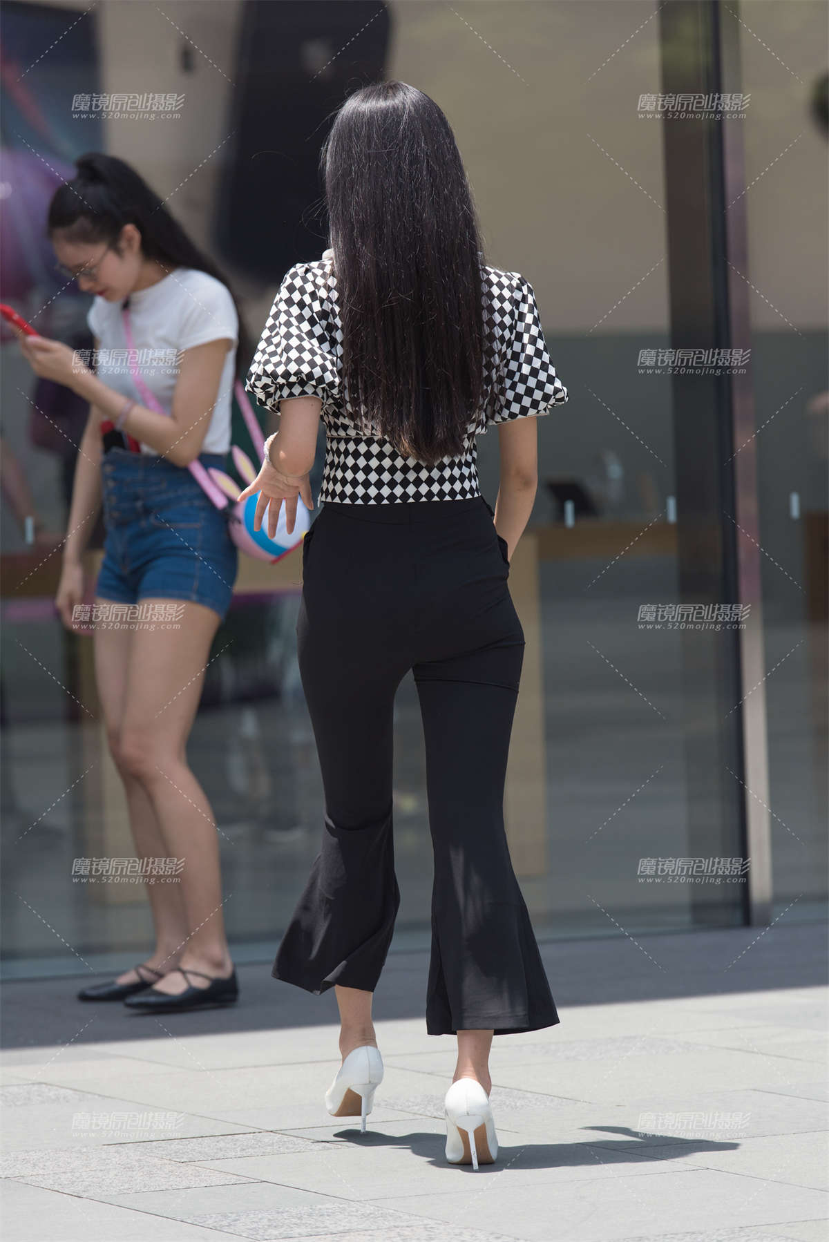 图片[2]-【慕容笙赛贴】在录视频的美女-日更街拍