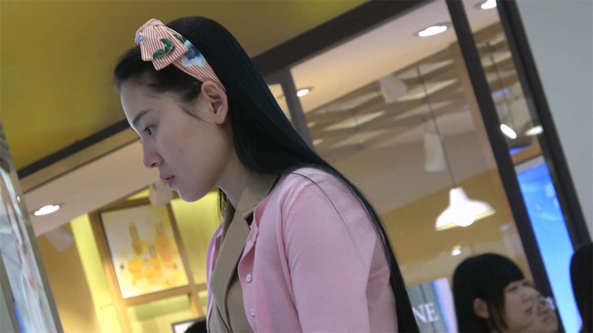 图片[2]-漂亮粉红短裙女孩红趾凉拖-日更街拍