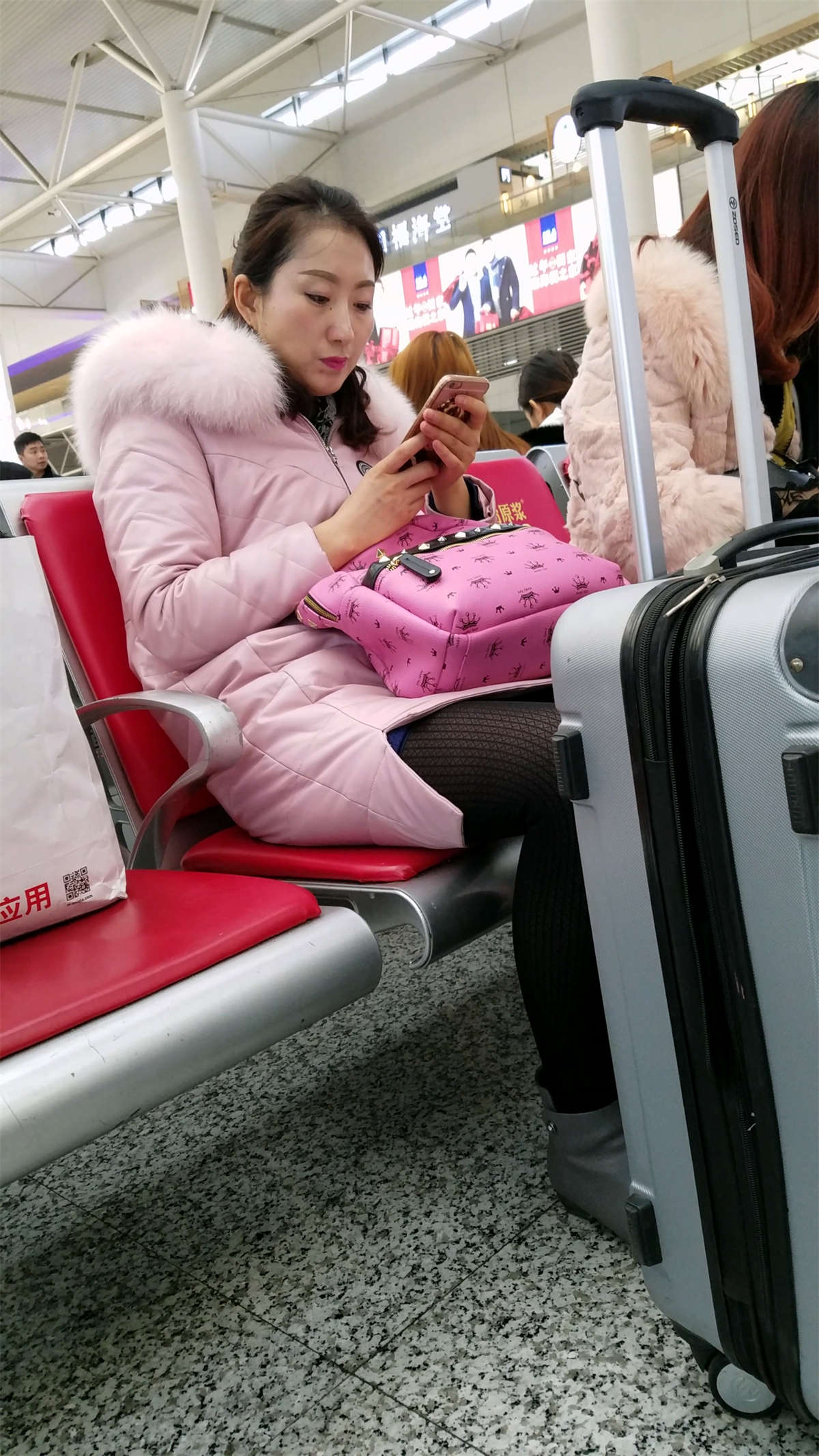 很有感觉的粉色羽绒服街拍丝袜大美女-日更街拍