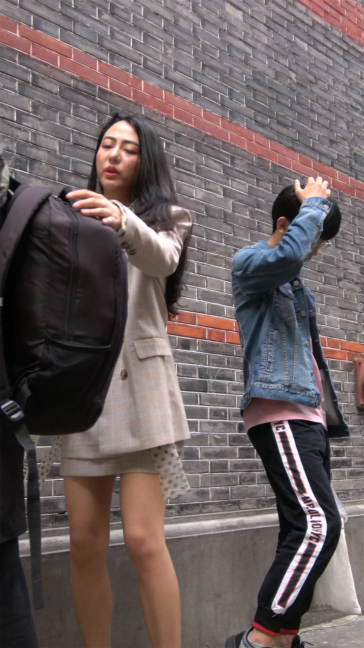 性感身材米色高跟短裙御姐-日更街拍