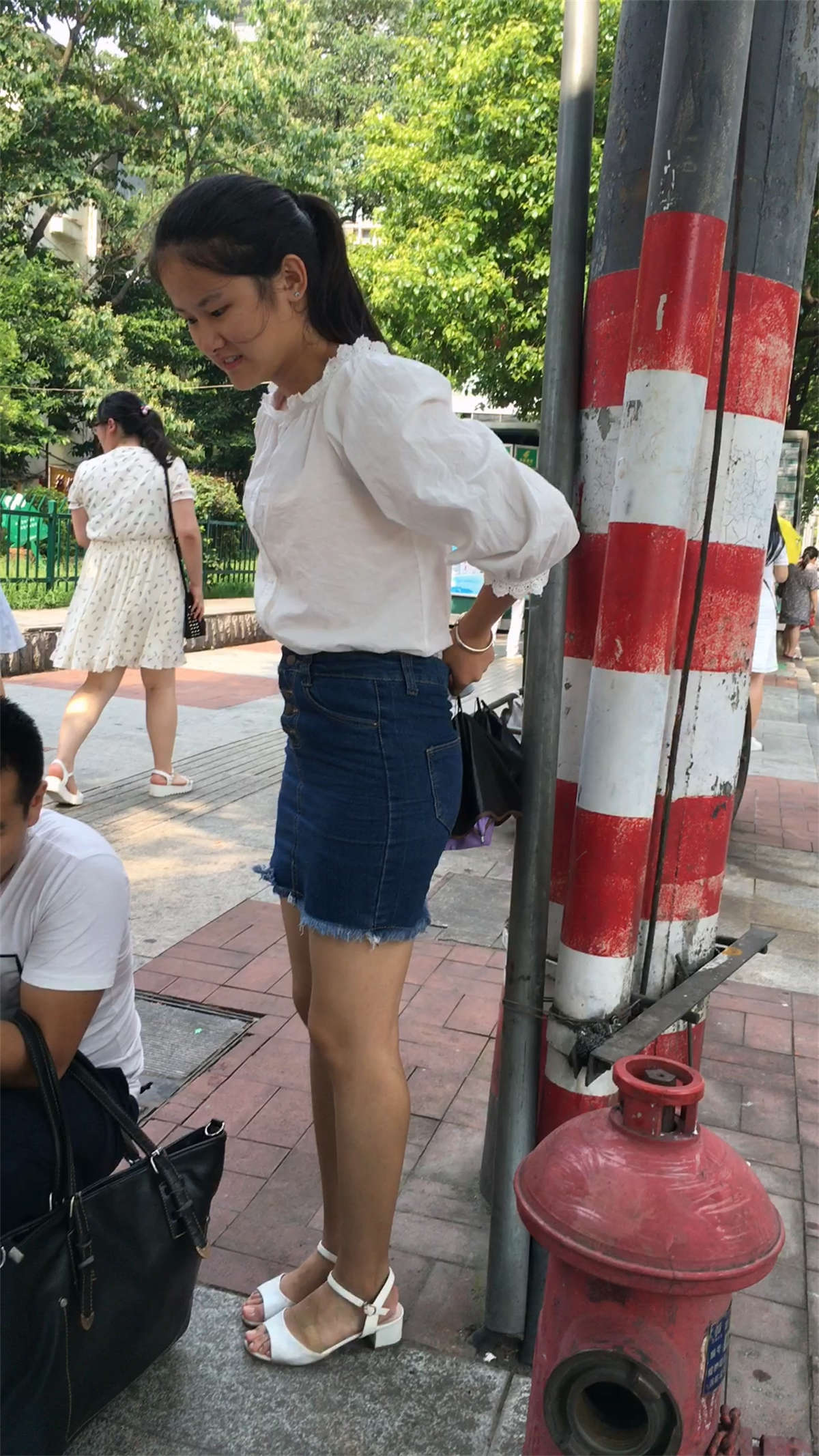 牛仔包臀裙清纯小妹-日更街拍
