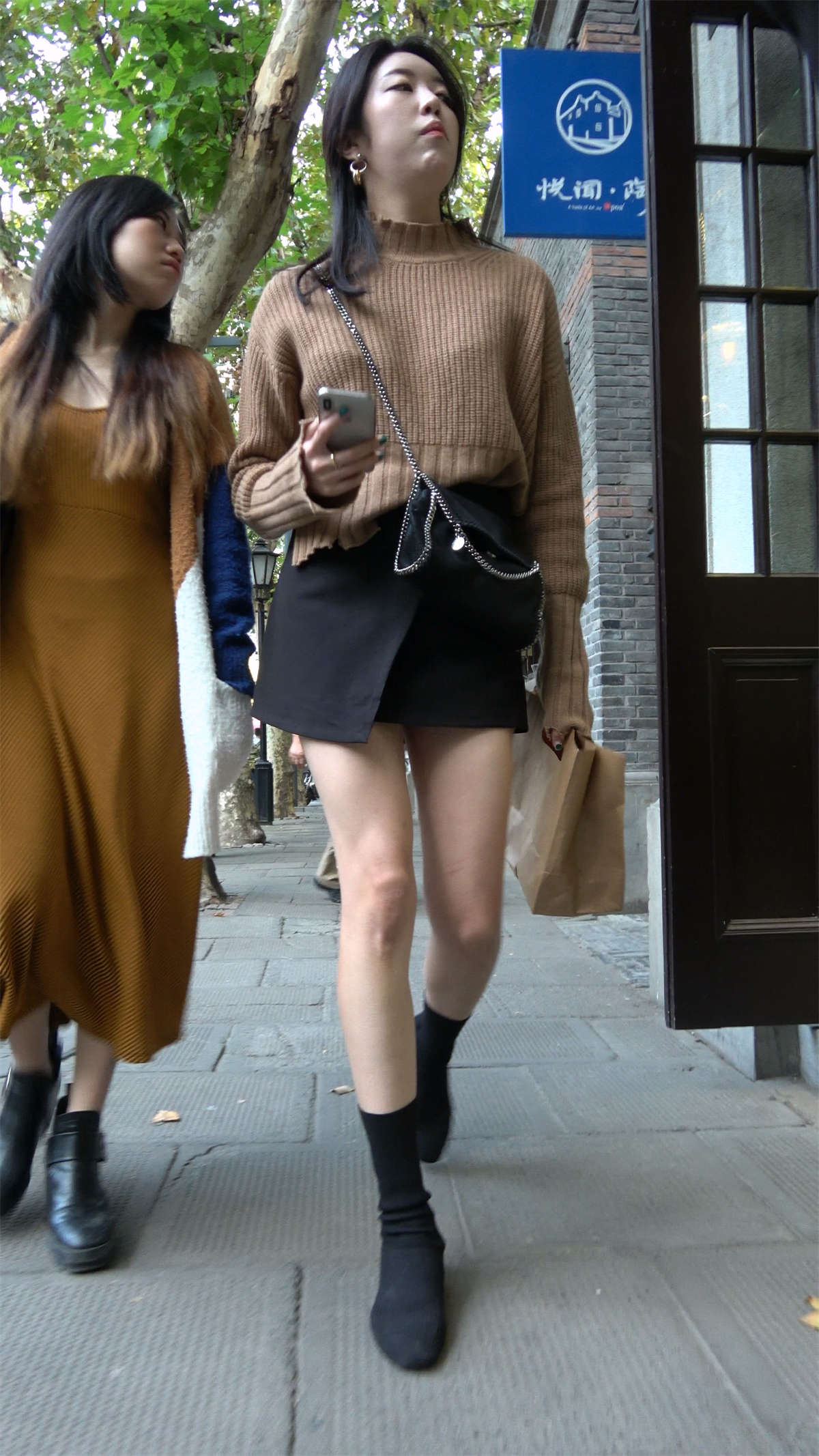 图片[2]-短裙美腿性感美女姐姐-日更街拍