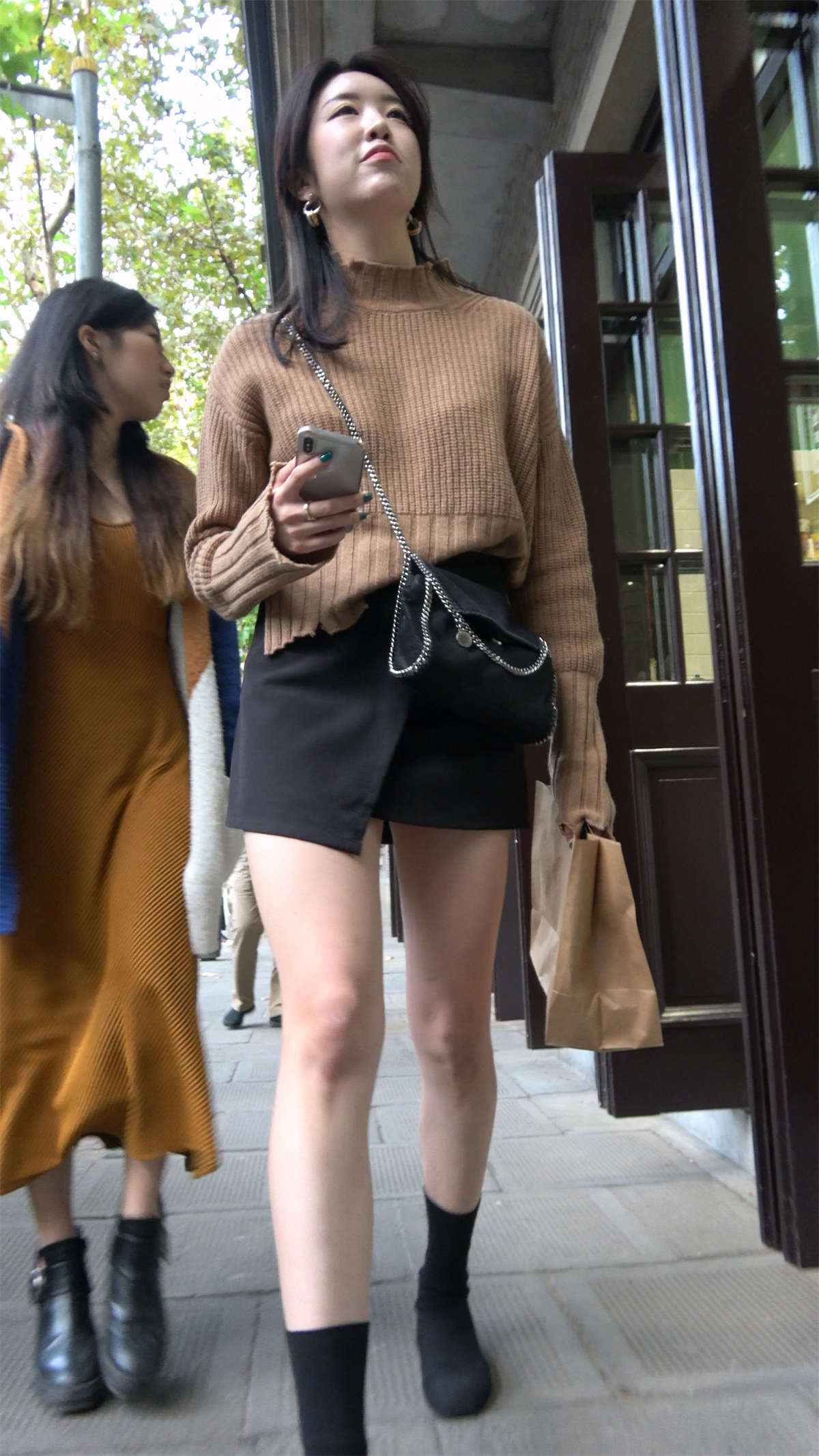 短裙美腿性感美女姐姐-日更街拍