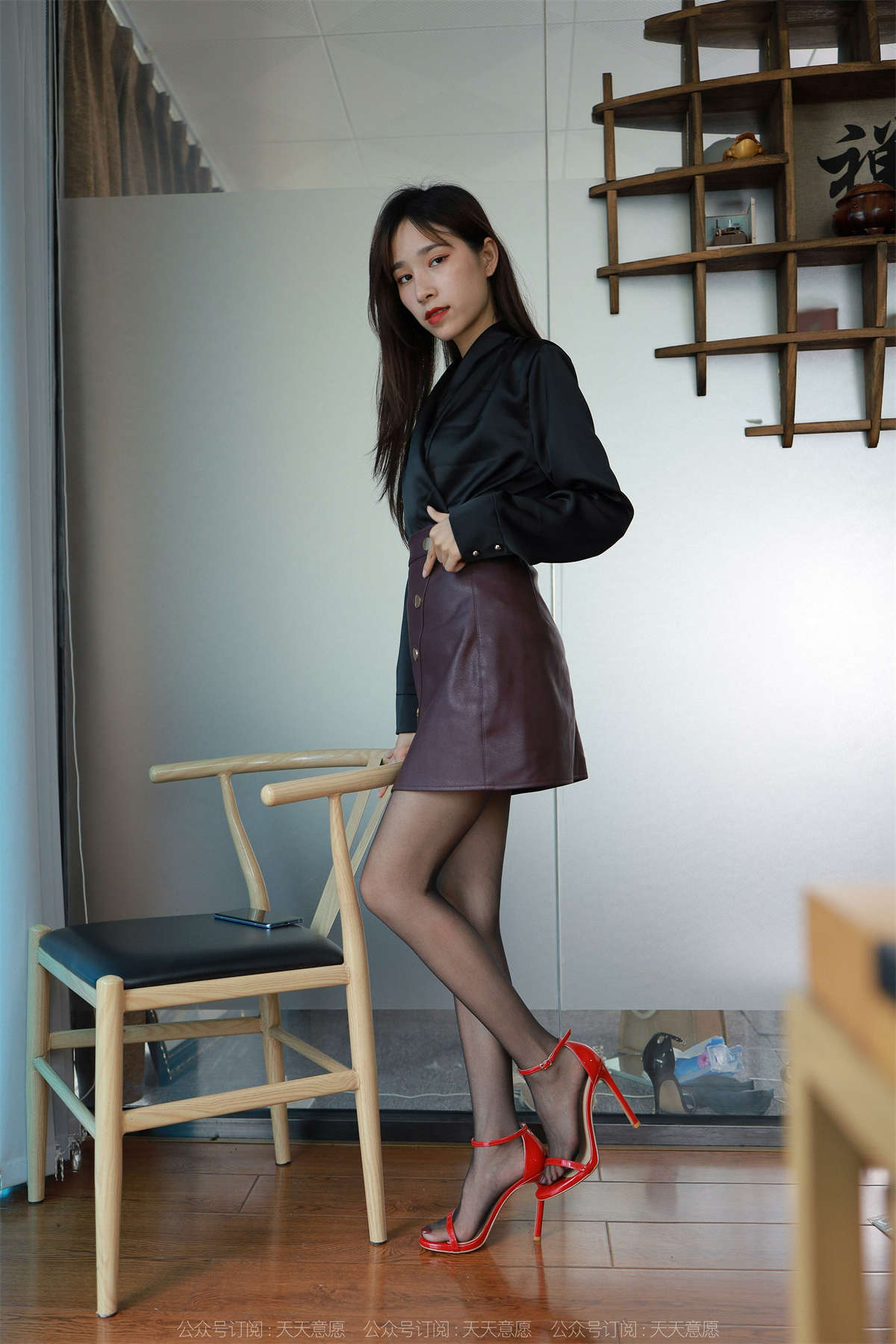 IESS异思趣向 2022.07.01 丝享家1134：美子 椅子下的红高跟-日更街拍