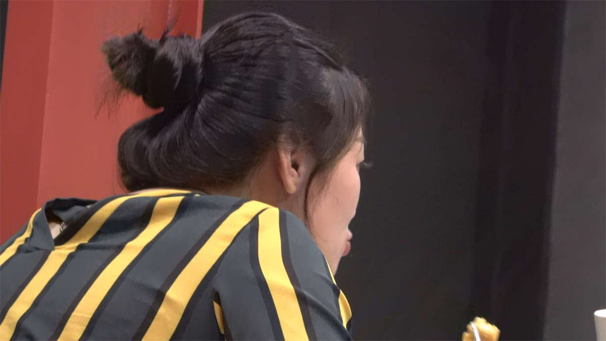 图片[2]-餐厅吃饭的米色凉高跟美足-日更街拍