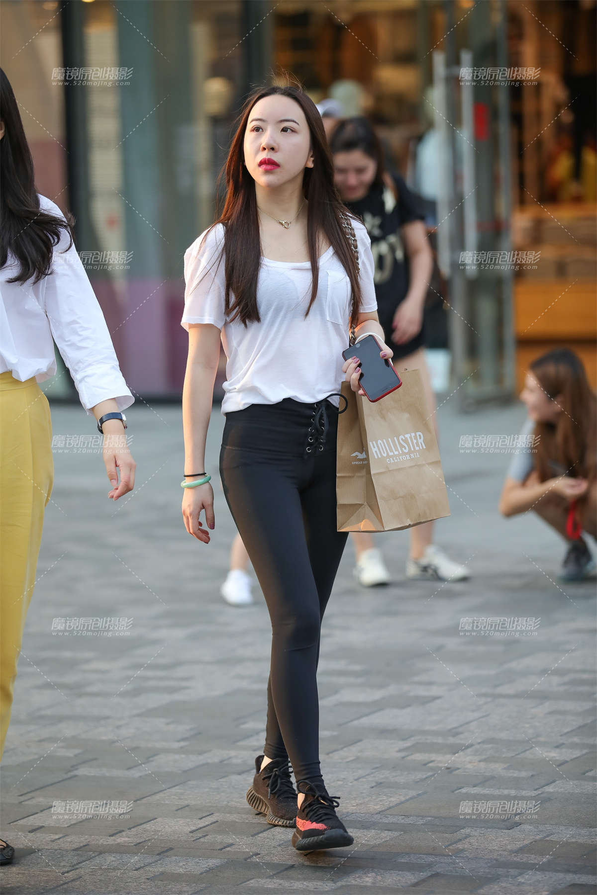 紧身裤大眼小妹-日更街拍