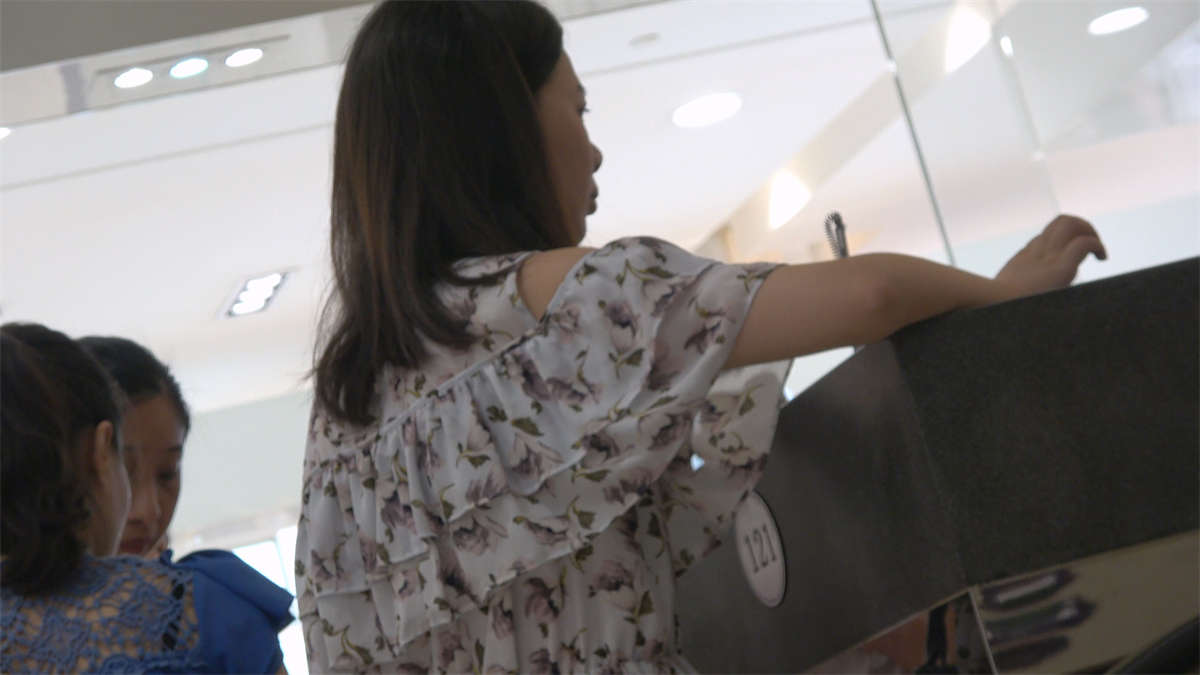 购买衣服的肉丝美丽少妇-日更街拍