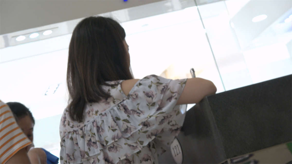 图片[2]-购买衣服的肉丝美丽少妇-日更街拍