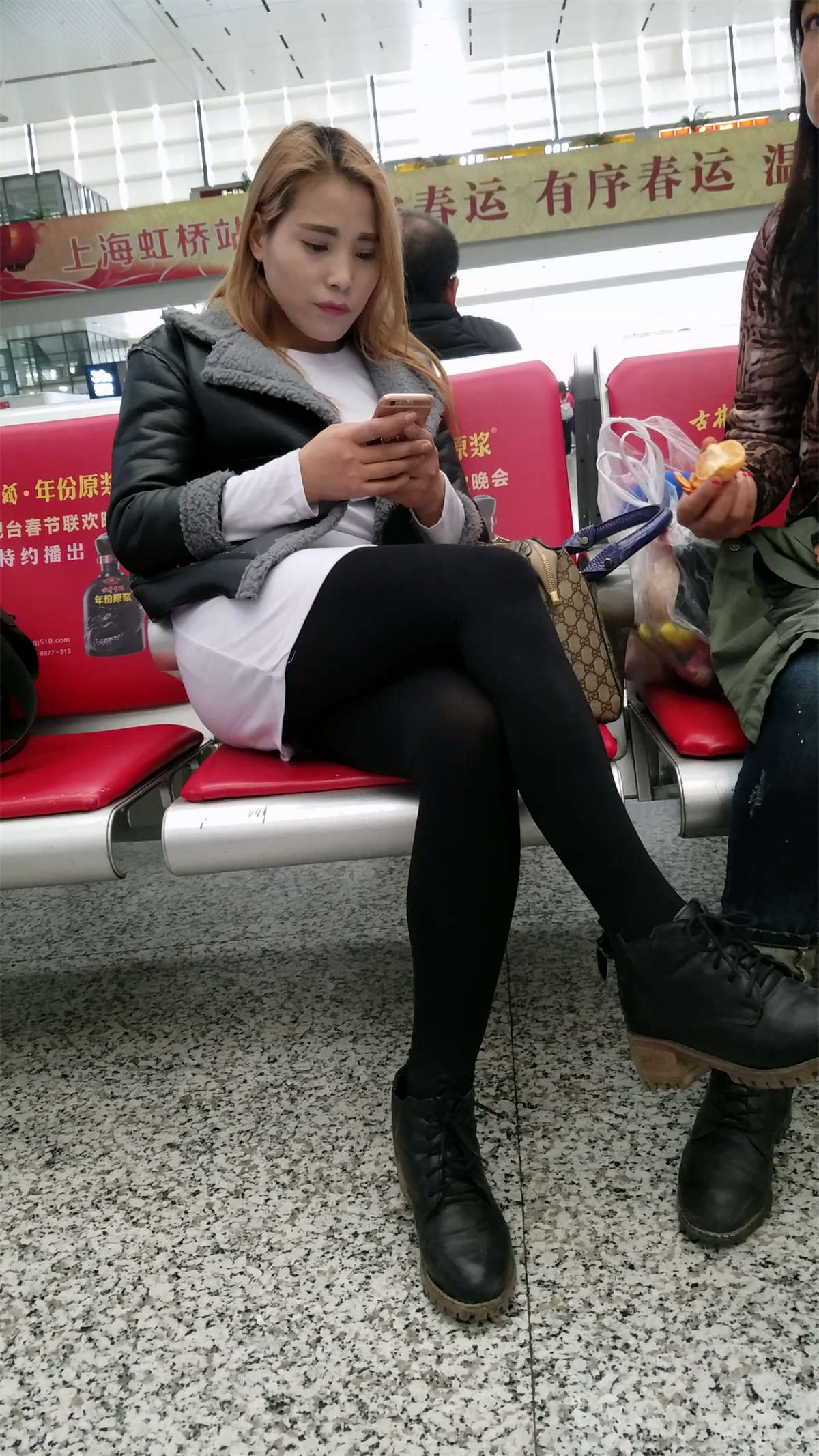 极品街拍美腿黑丝袜美女姐姐-日更街拍