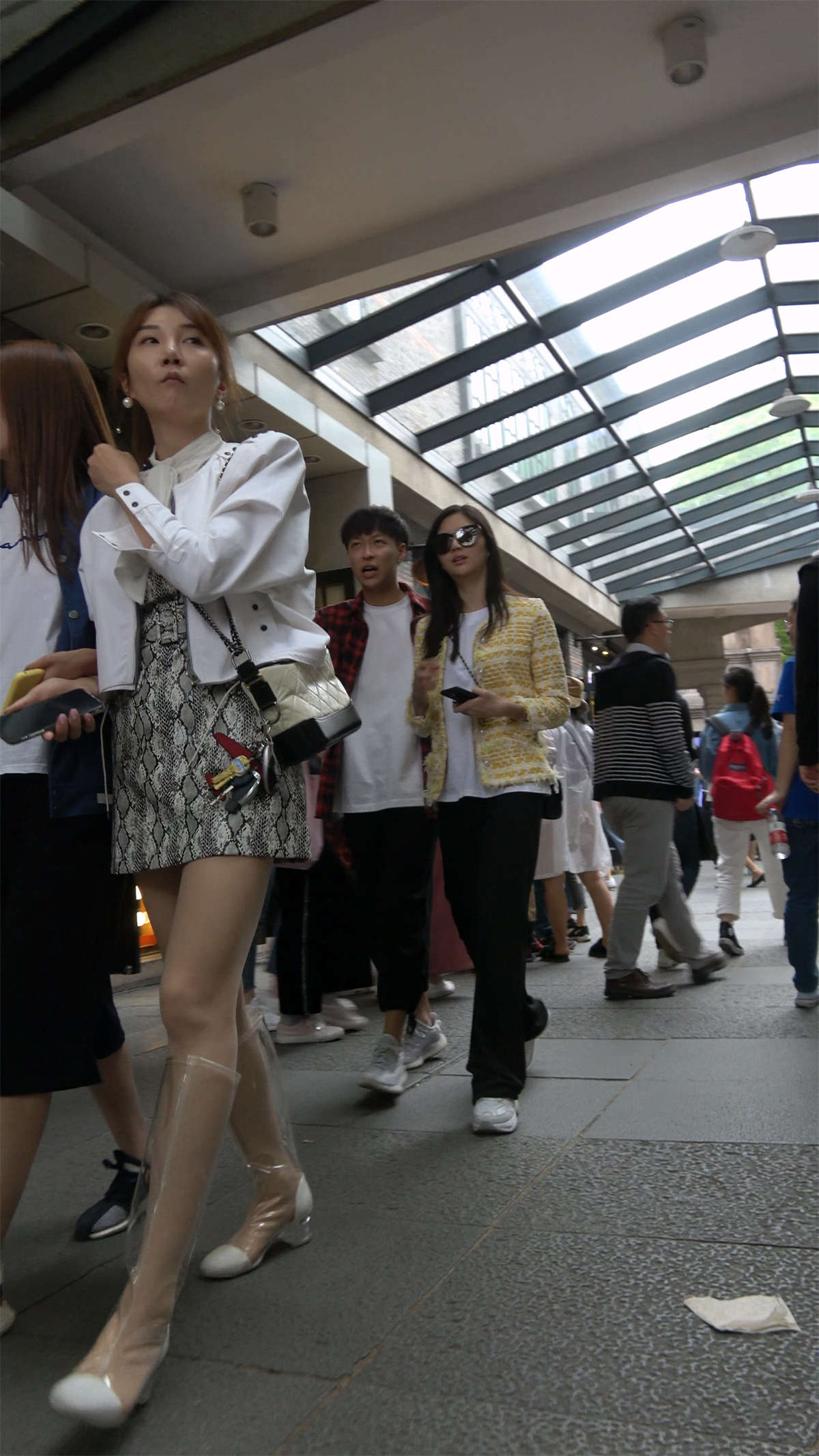 短裙丝袜透明长靴美女-日更街拍