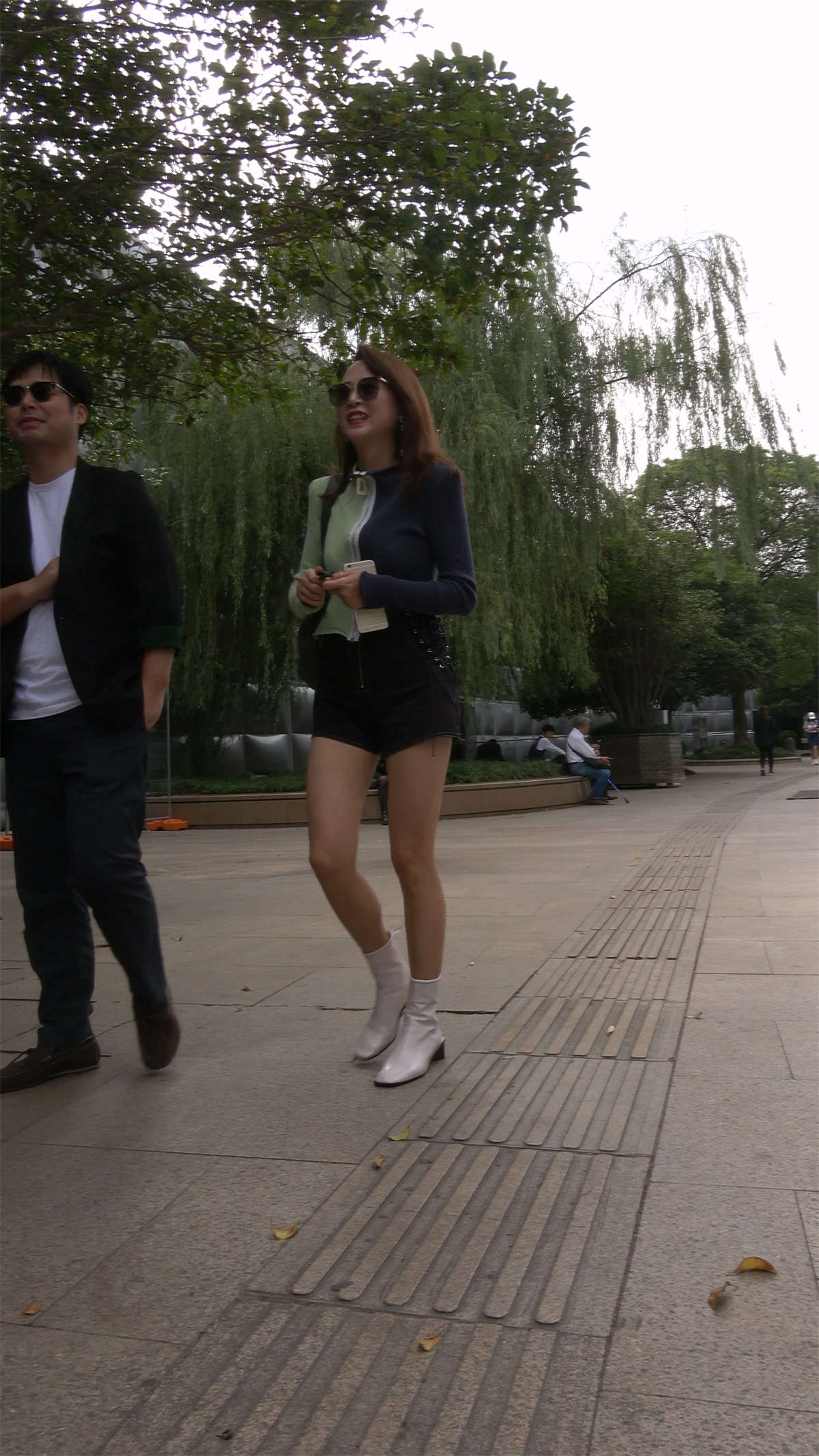 图片[2]-白色短靴性感美腿少妇-日更街拍