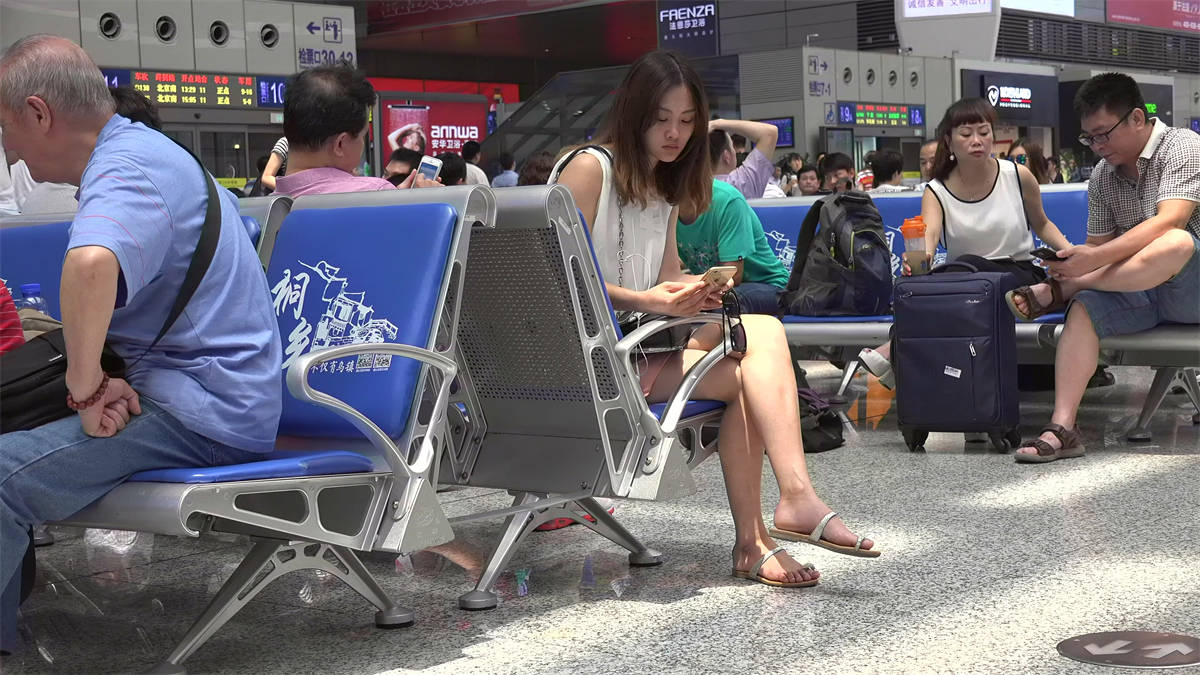 图片[2]-女孩长发披肩，时间充分静心欣赏她的玉足-日更街拍