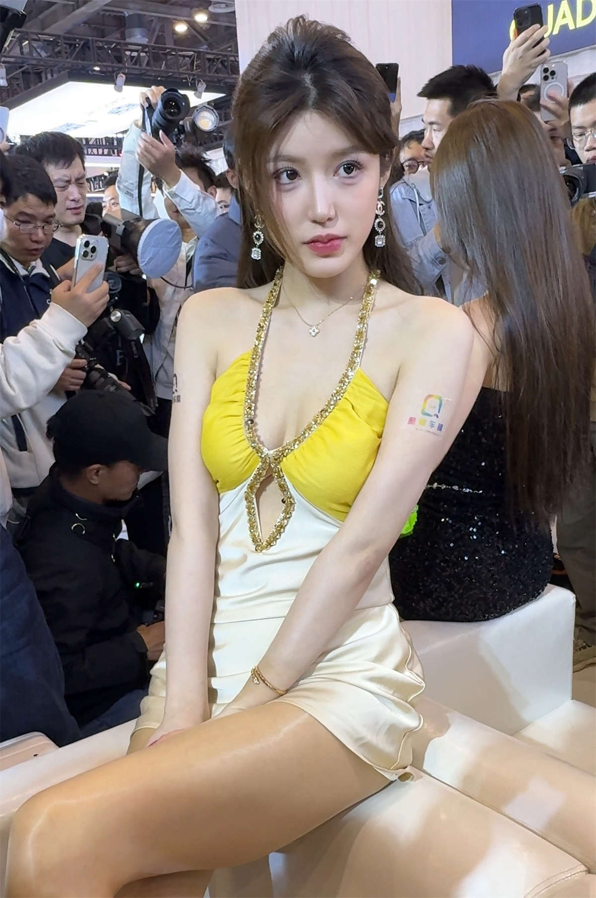 GT乌苏短裙丝袜（视频版）-日更街拍