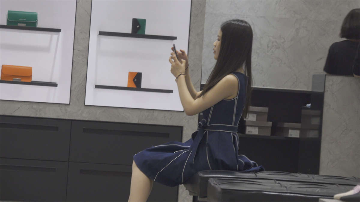 图片[2]-性感大白美腿裸足美脚-日更街拍