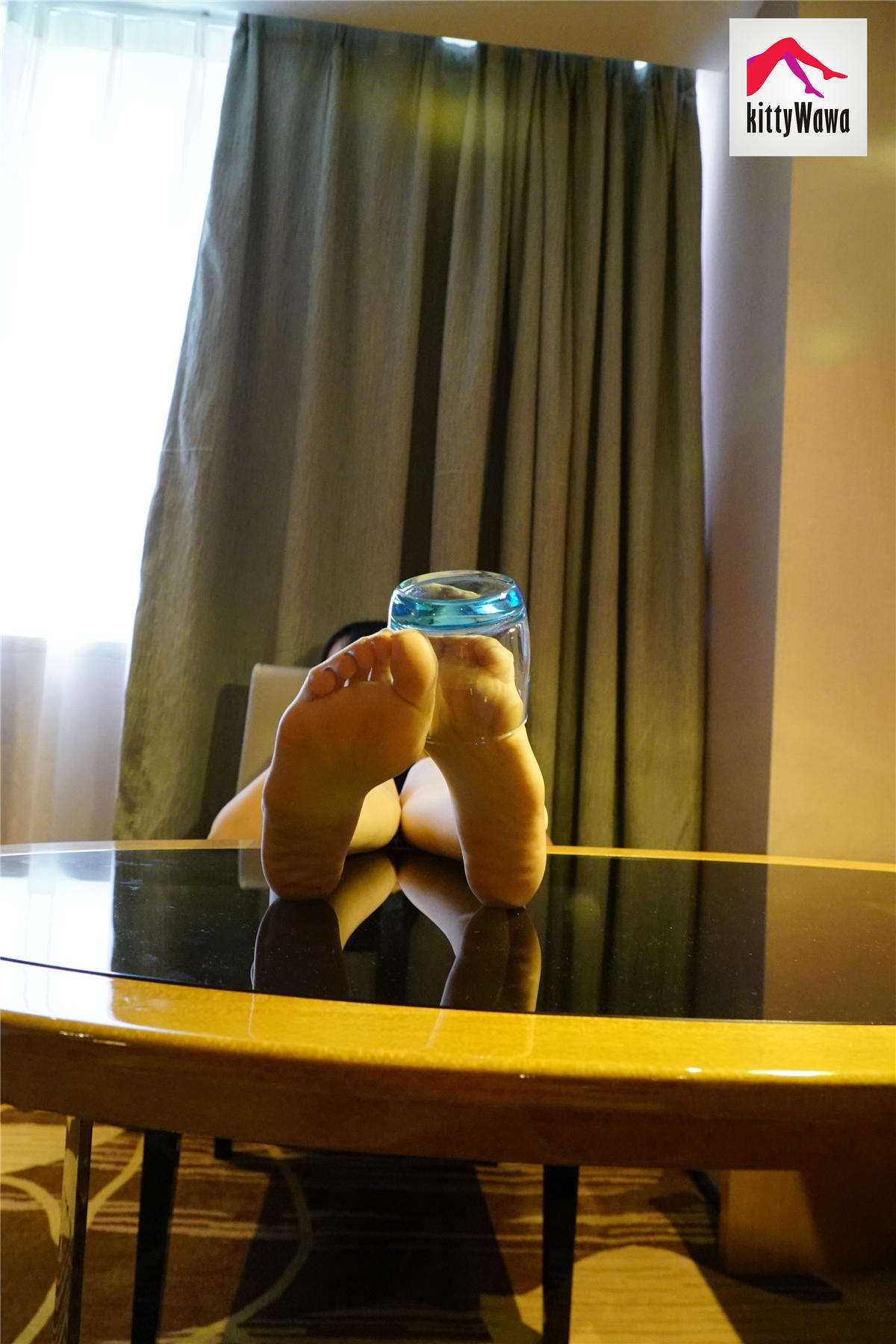 图片[2]-kittyWawa袜小喵 KT014 一女两杯-日更街拍