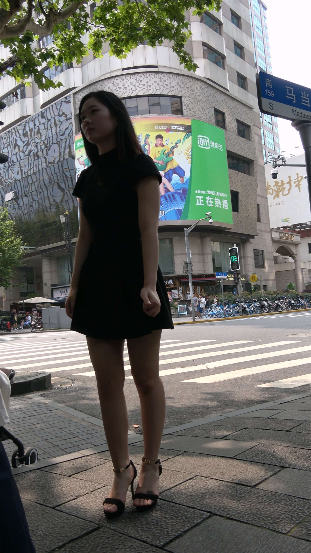 黑色连衣裙凉高跟美腿姐姐-日更街拍