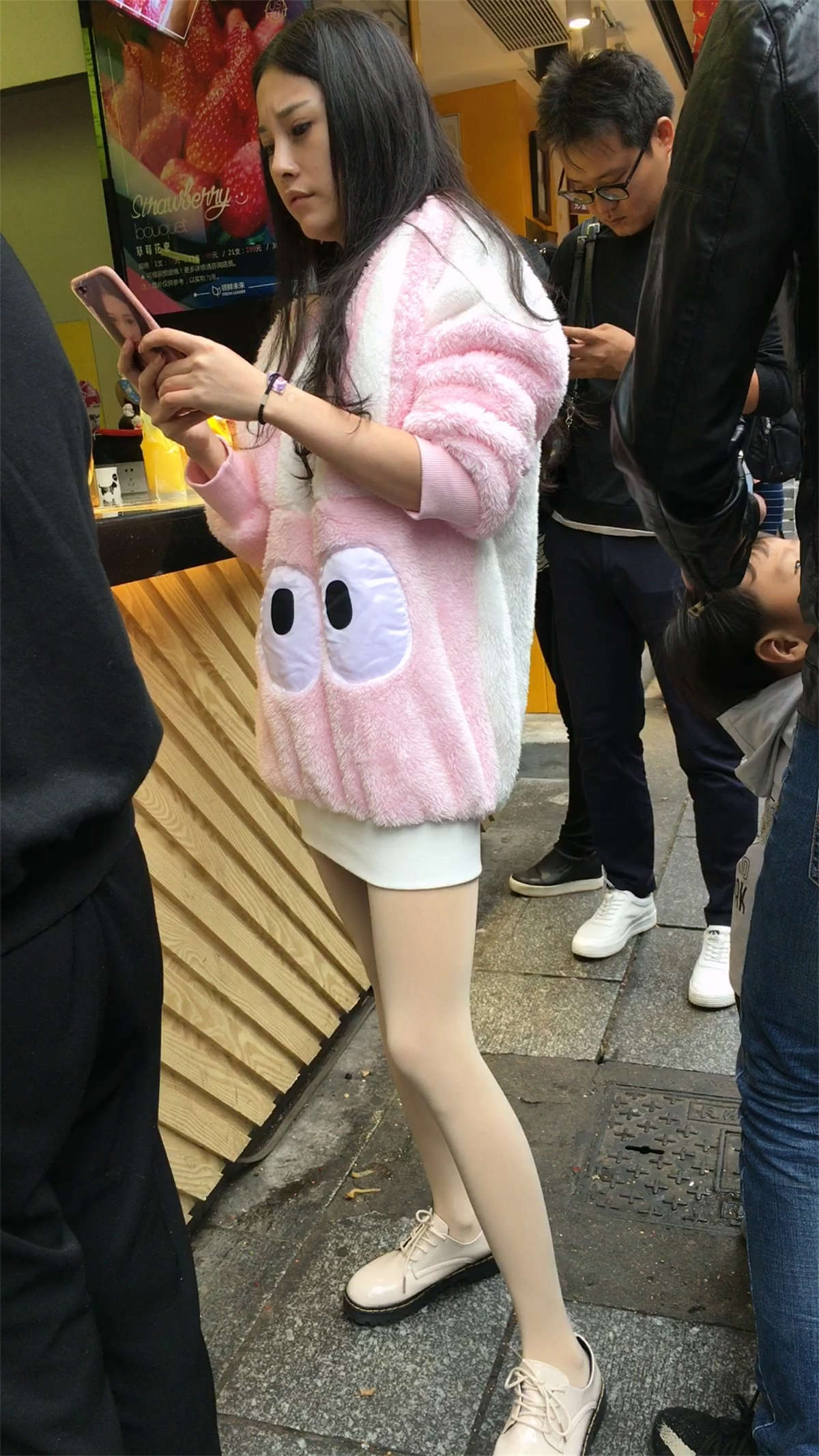 肉丝极品美女-日更街拍