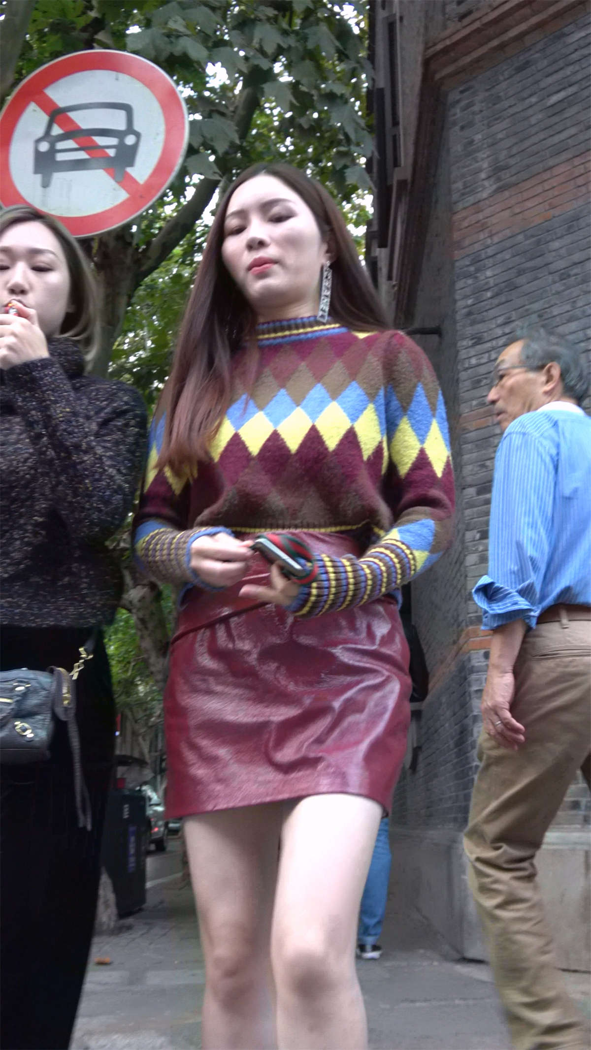 酒红色皮裙性感美腿高跟美女-日更街拍