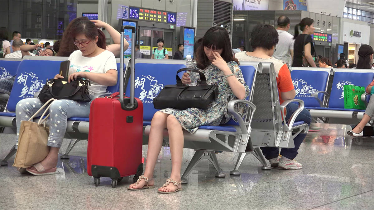 图片[2]-街拍候车室美女-日更街拍